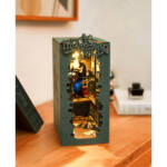 3D-конструктор история в книге "Волшебный дом", на столе