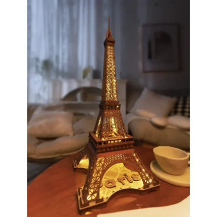 3D пазл деревянный "Ночник Эйфелева башня", на столе включенный
